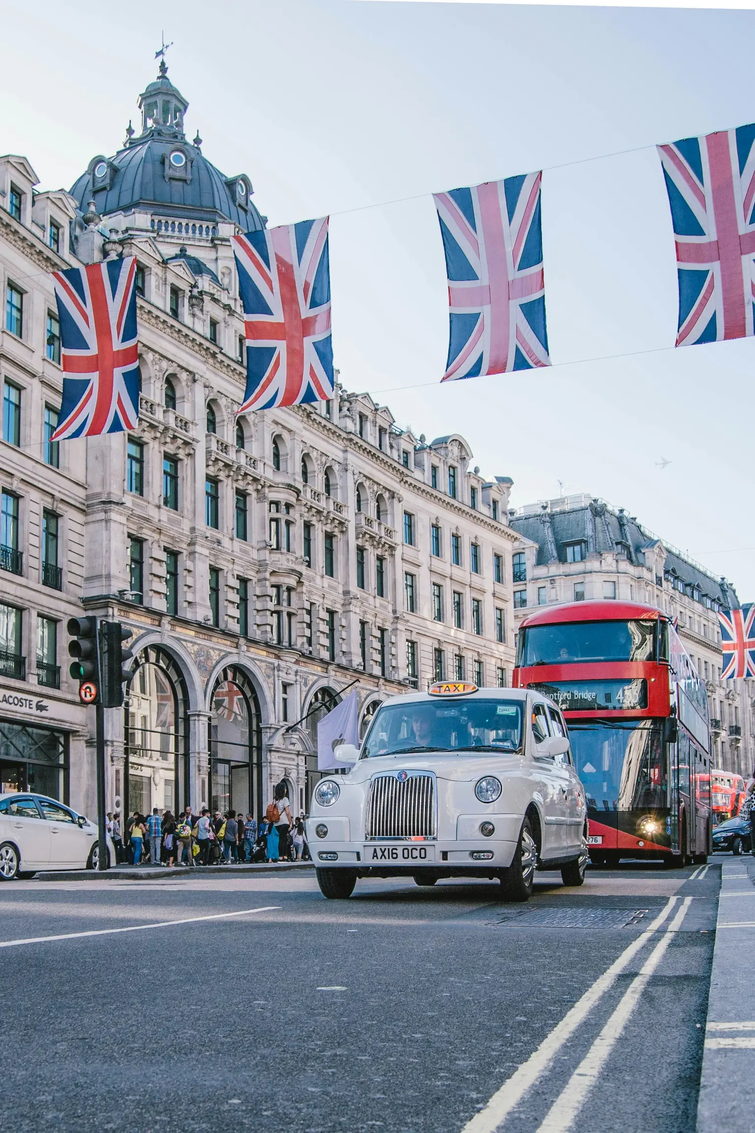 London traffic city center with flags. Learn English at Polymathes Academy London traffic city center with flags. Learn English at Polymathes Academy