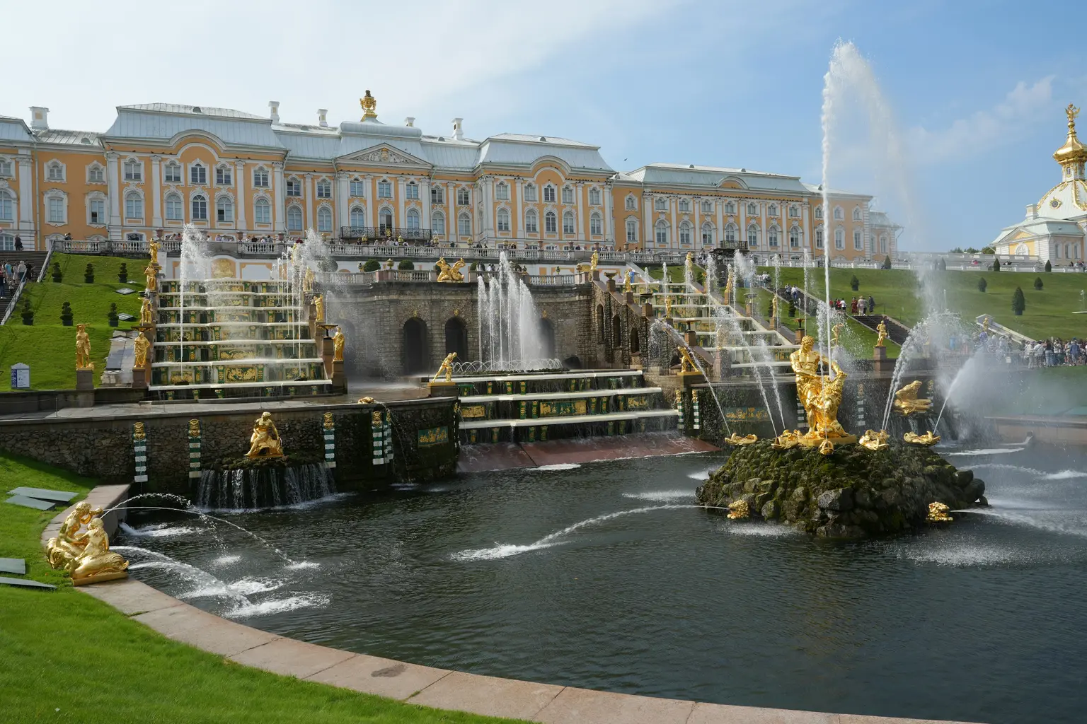 Peterhof in Sankt Petersburg. Learn Russian at Polymathes Academy Peterhof in Sankt Petersburg. Learn Russian at Polymathes Academy