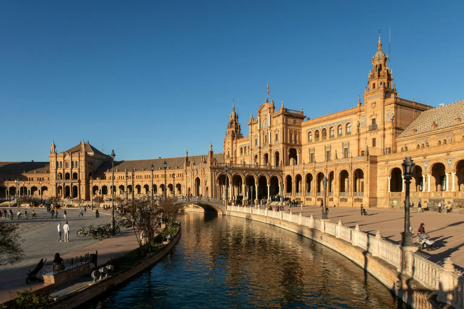 Spanish square in Seville. Learn Spanish online at Polymathes Academy Spanish square in Seville. Learn Spanish online at Polymathes Academy