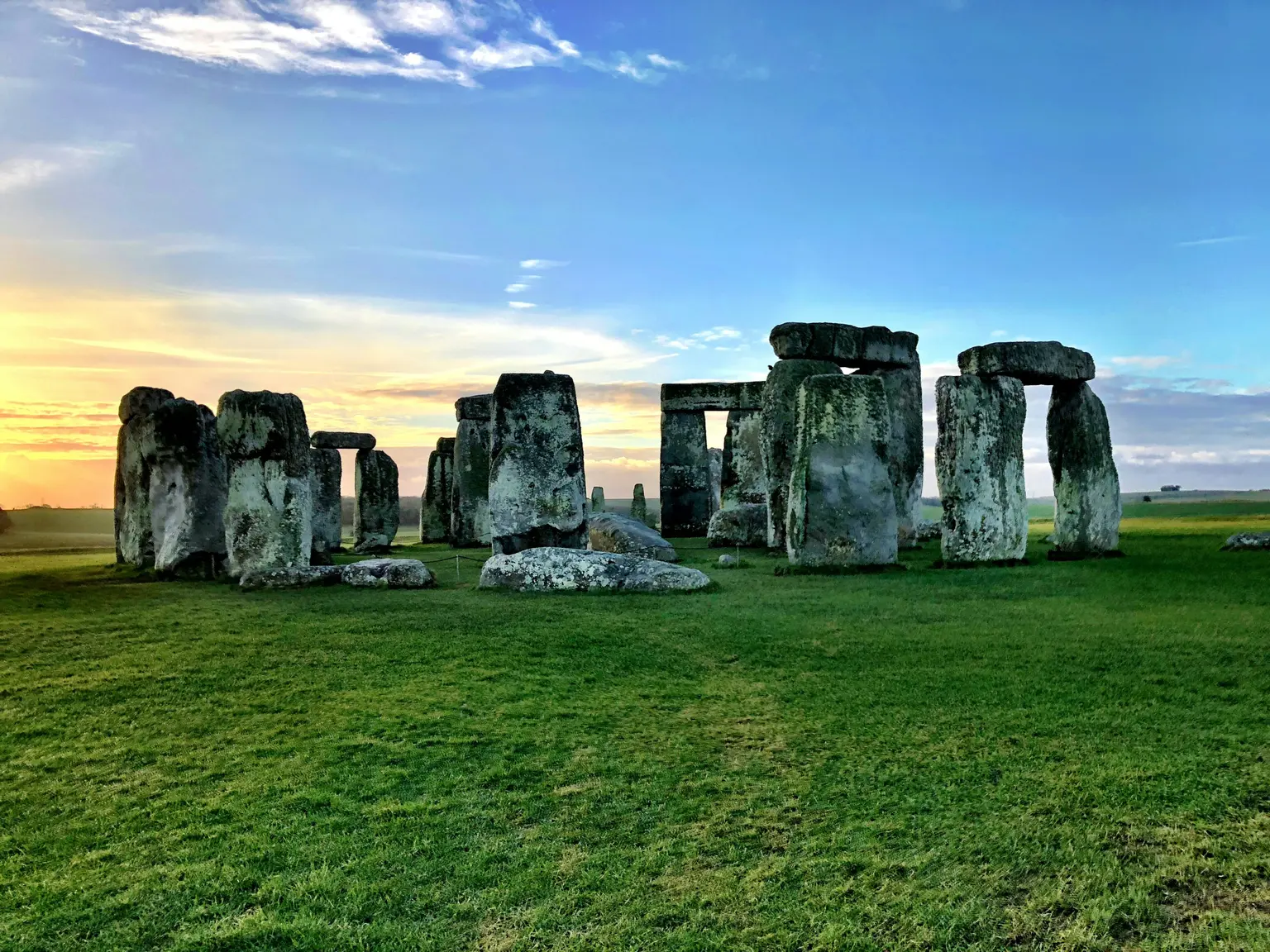 Stonehenge England countryside. Learn Polymathes Academy English online Stonehenge England countryside. Learn Polymathes Academy English online